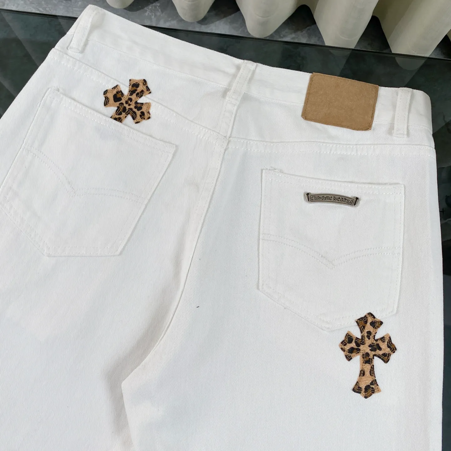 P240 CH Chromehearts Mattyboy graffiti painted leopard print cross patch leather white jeans, price 34W level, patchwork cross pattern embellishment, washed jeans! ! An absolutely high-end luxury product, a 1.9W-level god-level single product, a super popular product, made by top heavy industry, a magic weapon that cannot be missed! [About Zangyin] This is an extremely luxurious fashion brand that can also be called the aristocracy of the high street. It has always been an exclusive brand for some hipsters or rich second generations. Compared with ordinary high streets, it is more luxurious and noble. Compared with luxury brands, it is more fashionable and individual. It has always been a brand that I have a special liking for. [Top heavy industry fashion design] Consistently high-street luxury style. Speaking of this style, the Zangyin family and GU family are definitely the leading representative brands. Especially the Zangyin family has really achieved a state-of-the-art effect in creating high-street style. The unique washed material is used to create this style. The color system is already quite eye-catching. After it is decorated with patchwork cross flowers, it cleverly highlights the charm of the brand. Secondly, this style uses classic The high-waist cutting design highlights the long legs and fashionable temperament of the upper body. The brand is highly recognizable and the slim fit configuration is more suitable for daily wear. It is a product that interprets personality, fashion, and specifications at a glance. This single product is enough to make any fan excited. It can be a white T-shirt for a youthful college style, or a tight suspender for a royal style. It has strong matching ability and can be easily controlled by men.  [Materials and craftsmanship] Needless to say, this point goes without saying. As an excellent craftsman brand, Zangyin’s requirements for details and craftsmanship are really perfect. The washed color of this model has gone through so many processes, not to mention the embellishment of denim appliques. It is also purely hand-made and sewn. Just like what they believe in, only hand-made things have soul and have the meaning of wear. A top-notch heavy-duty fashionable denim item, I look forward to your perfect interpretation! !  Color: white Size: 28-34